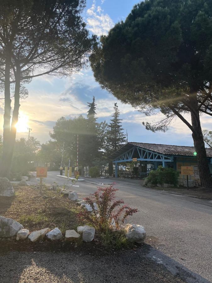 Parque de Campismo Mobil-home Au Pied Du Luberon