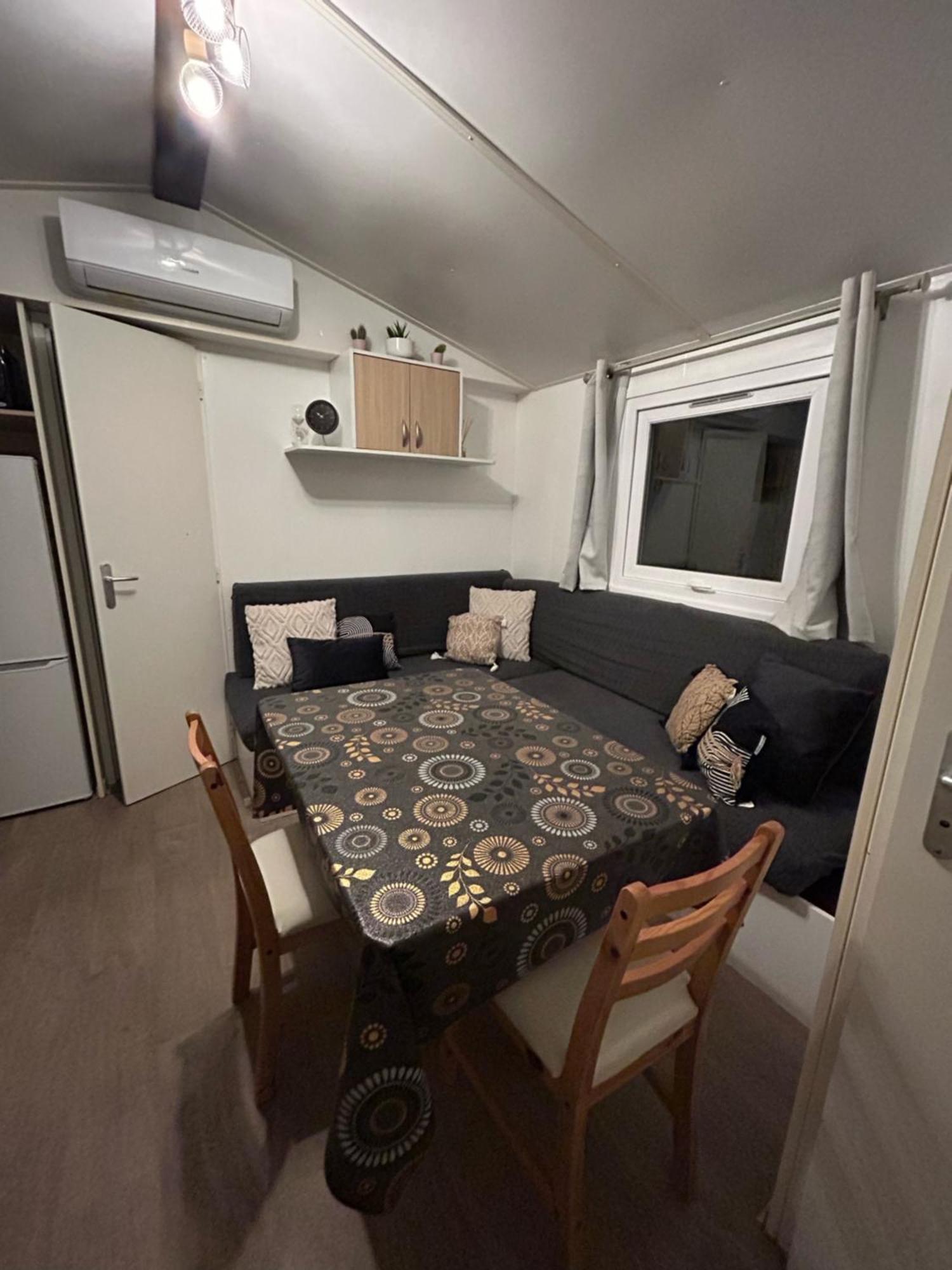 Mobil-home Au Pied Du Luberon Campsite *